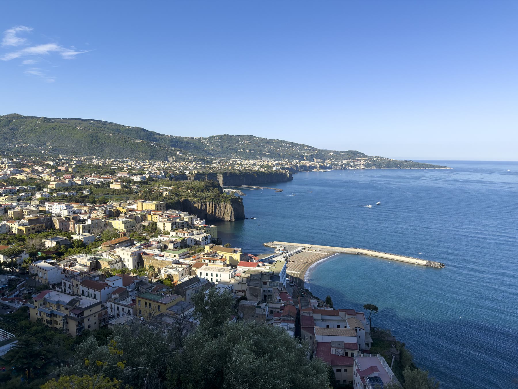Piano di Sorrento for romance readers with marina-promenade climate and living Costiera coast still named