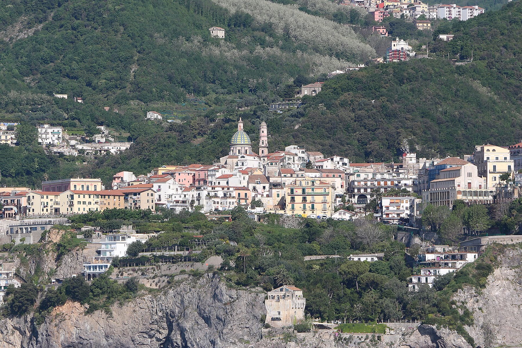 Vietri sul Mare for romance readers with ceramics-harbor climate at the Salerno end still named